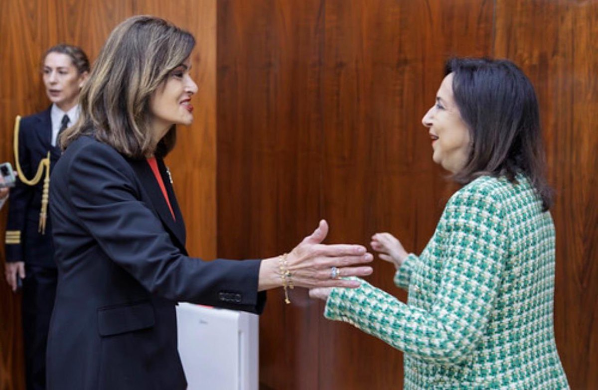 aae_org_es's tweet photo. La Junta Directiva de la AAE se reunió con Margarita Robles, de @Defensagob, para seguir impulsando el conocimiento del papel de @NATO en la seguridad global 🇪🇸🌍
🤝Compromiso con la paz, la seguridad colectiva y una Europa más fuerte dentro de la Alianza.
#OTAN #NATO #WeAreNATO https://t.co/hmGyAX1iov