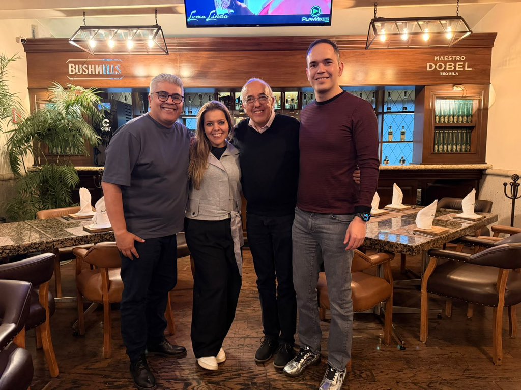 acastillomx_'s tweet photo. Celebrar con @pepesegarra su ingreso al @SDFBeisbolMx me trae recuerdos muy especiales: Fue mi primera introducción al medio de la comunicación; me recibió de la mejor manera en mi debut radial; ahí estuvo en mi estreno en la NFL; nos fuimos a Nueva York cuando me colé de sorpresa a una Serie Mundial. En fin, ha sido un maestro en toda la extensión de la palabra y merece todo lo bueno que le suceda. 
Hoy, que la Chatita @Pau_Segarra y yo tenemos el gusto de recibirlo constantemente en casa, le deseo que disfrute al máximo estos días de fiesta con su familia y tanta gente que lo quiere tanto. 
No puedo estar más feliz de que Pepillo sea un inmortal de la pelota.