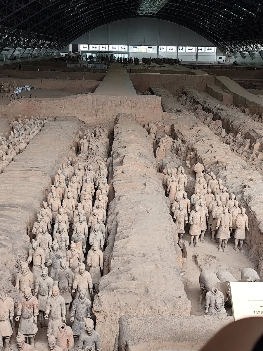 Angela_is_god's tweet photo. 今学校テスト期間だからサボって西安に旅行来た🤣
三蔵法師がインドからなんか持ってきてなんかやってなんとかして仏教？広めたありがたそうな場所、
始皇帝がなんかしてなんとかやって、頑張って作った遺物とか見てきた https://t.co/Cl8t2jRG7G