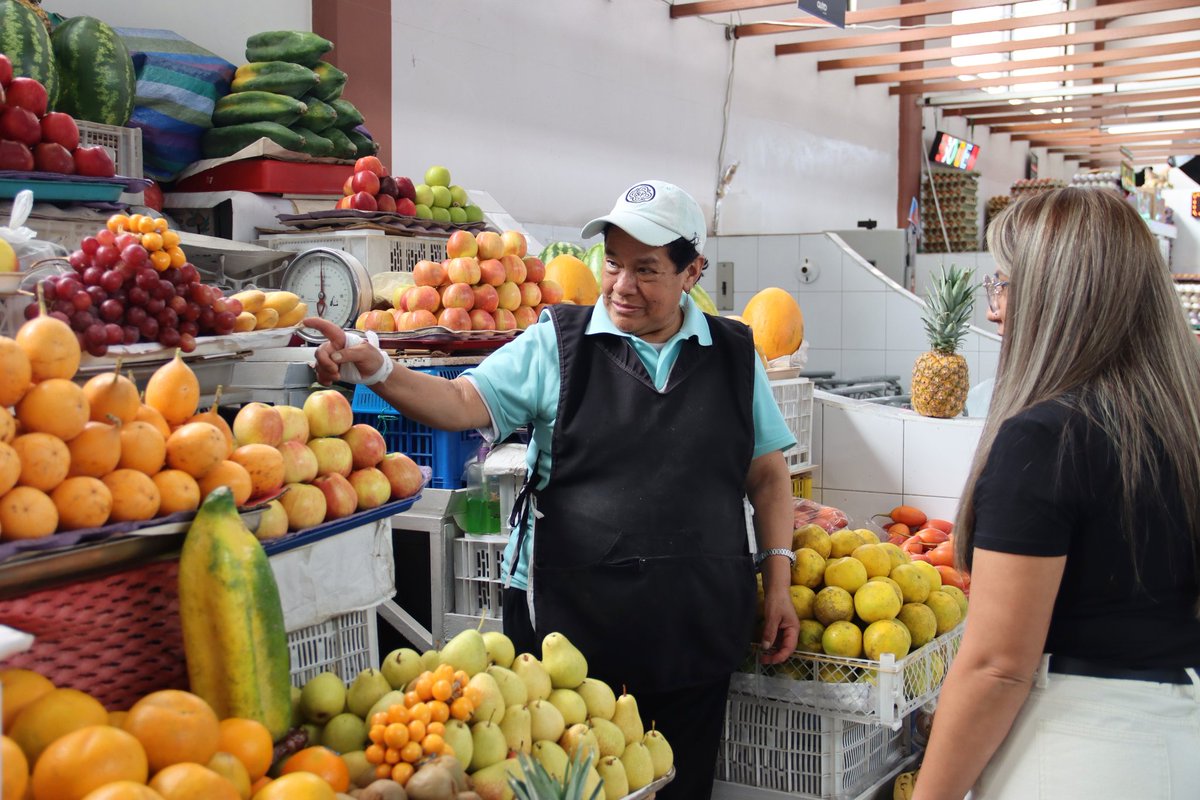 DianaCruzUIO's tweet photo. Los mercados de Quito mantienen viva la memoria, las tradiciones y la convivencia ciudadana.

Hoy acompañamos “La Playlist Quiteña” en el Mercado San Francisco, una iniciativa que lleva arte y música a los barrios de la ciudad más linda del mundo.

Invitamos a vecinos y familias a sumarse a estas jornadas que fortalecen nuestros espacios comunitarios.

Con espacios culturales, #QuitoRenace