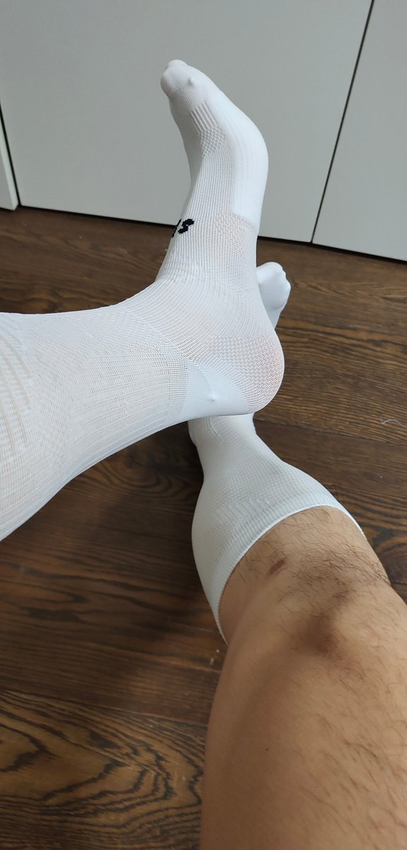 1S0917's tweet photo. 第一次穿骑行袜，有点长啊。最近喜欢上骑车，把装��也整起来，北京可以一起约骑。北京 188 1S
#白袜 #北京 #1S #黑袜 #袜 https://t.co/obWHc0NFB0