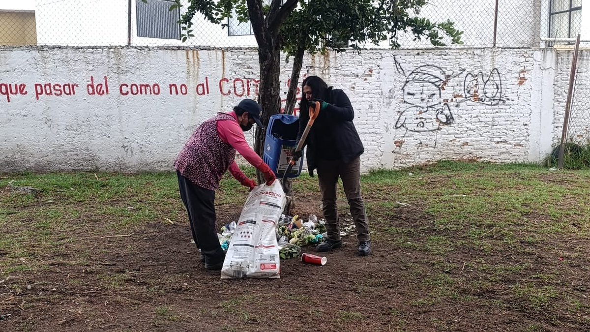 MetepecAmbiente's tweet photo. Realizamos mantenimiento a los botes composteros que se encuentran dentro de nuestro municipio. Recuerda que no son botes de basura. Ayúdanos a conservarlos limpios y se un dueño responsable con tu animal de compañía. Cualquier duda estamos a tus órdenes en el Tel: 7222358292 https://t.co/5cGIm8aWNx