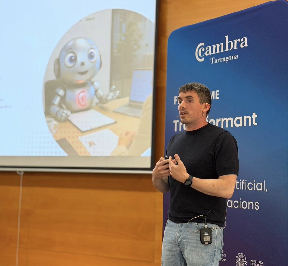 CambraTarragona's tweet photo. 🤖 Més d’un centenar de persones s’han aplegat a la Sala Genius del Palau de Congressos de Tarragona per escoltar i debatre sobre talent, IA, lideratge i noves generacions, en el marc d’una nova edició de la Fira FP Pime, organitzada per la Cambra. https://t.co/kZ8YTbWVIb