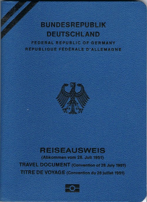 horn_helmut's tweet photo. Zum Stichtag 31. März 2026 sind im Ausländerzentralregister (#AZR) laut #Bundesregierung 740.594 #Reiseausweise für #Flüchtlinge erfasst gewesen, die zwischen 2011 und dem genannten Stichtag ausgestellt wurden. - Im Ausweis können Kinder mit ...  /2 https://t.co/YCw8e23Gqk https://t.co/HpniQaHV99
