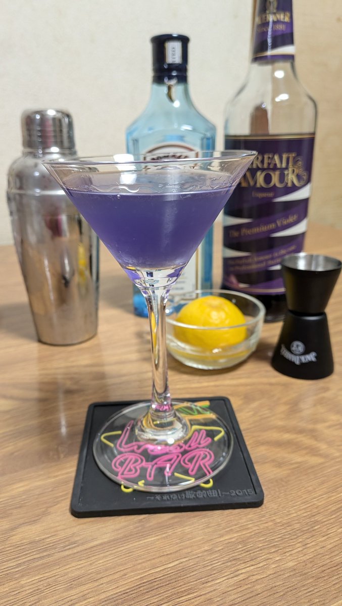 カクテルの日ということで久々におうちカクテルぷしゅー🍸 ブルー