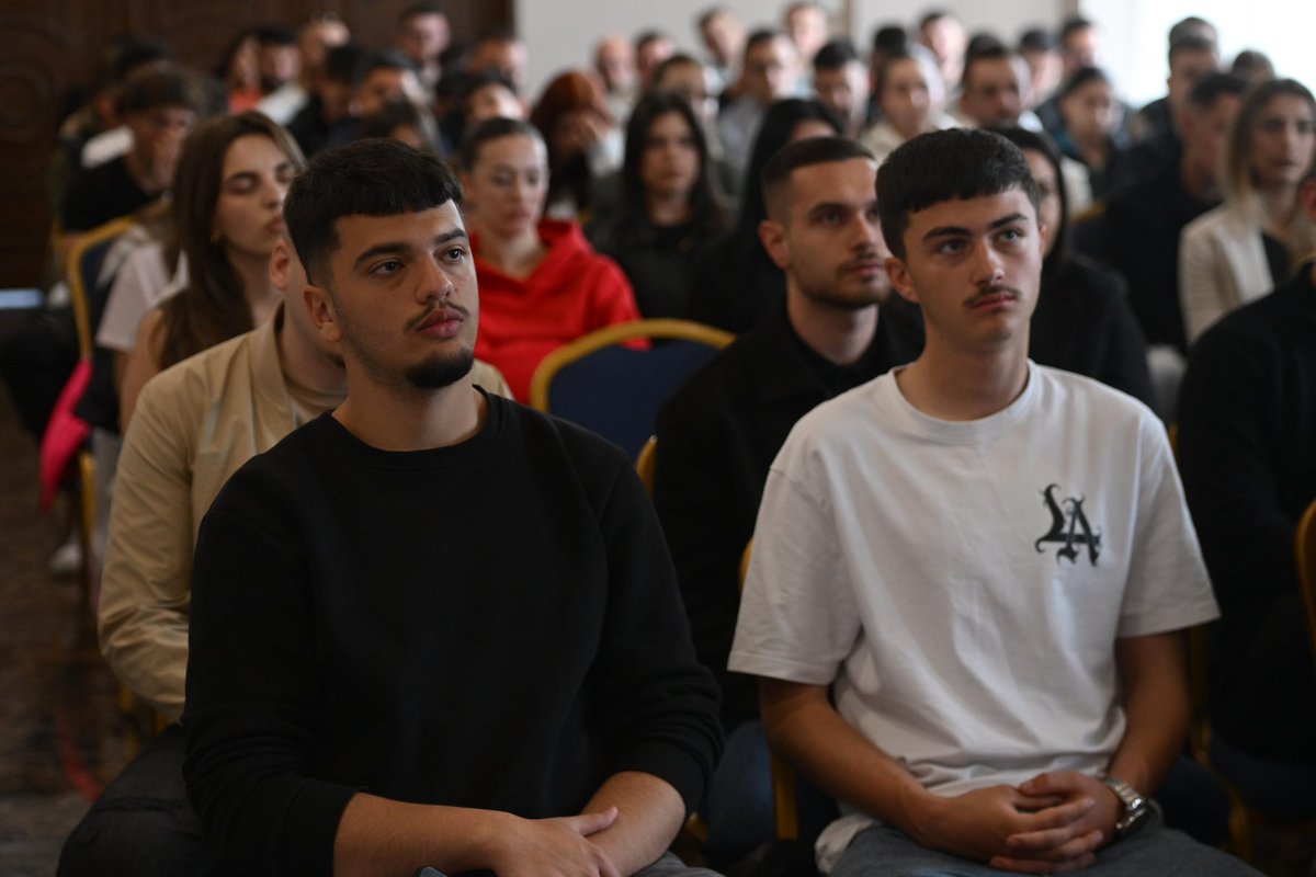 pvengu's tweet photo. Studentët shqiptarë në Maqedoninë e Veriut nuk po kërkojnë privilegje etnike, por një normalitet europian!

Kjo është beteja e drejtë që studentët shqiptarë në Maqedoninë e Veriut po bëjnë me dinjitet, guxim dhe qytetari, duke u kthyer në një frymëzim për gjithë.

Mohimi apo neglizhimi i gjuhës shqipe nuk është thjesht padrejtësi, por rrezik për të ardhmen profesionale, sociale dhe njerëzore të qindra mijëra të rinjve që duan të ndërtojnë jetën në vendin e tyre.

Sot, këta studentë nuk po kërkojnë privilegje etnike, por një normalitet europian! Dhe kjo kauzë meriton të dëgjohet, të mbështetet dhe të fitojë. 🤝

Falemnderit për diskutimin e hapur në #Strugë mbi atë çfarë mund të bëjmë më shumë ne si ligjvënës për studentët dhe për gjithë shqiptarët.

Mirënjohje ambasadorit tonë në Shkup @DenionMeidani për këtë organizim frymëzues. 
🇦🇱🇪🇺🇲🇰