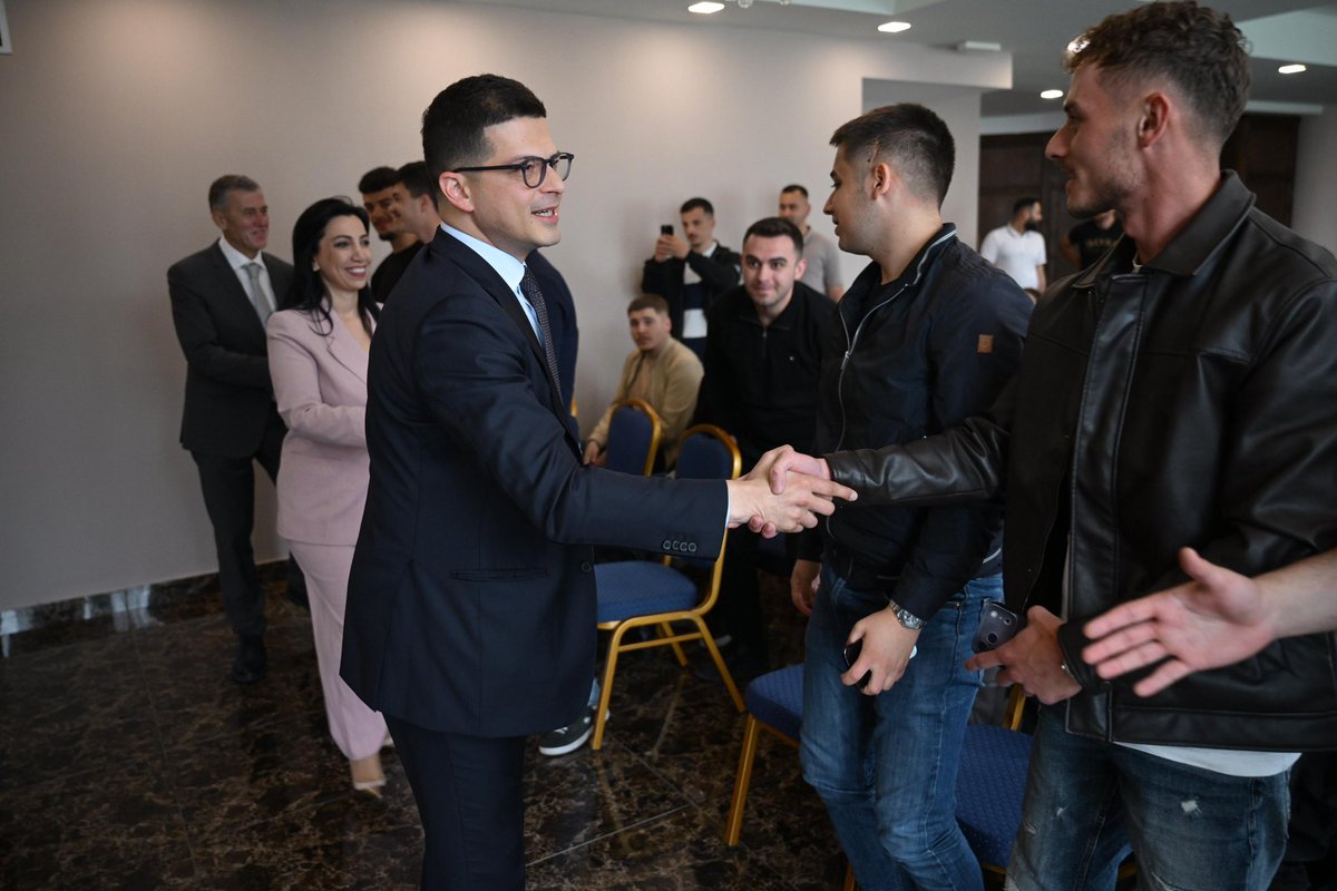pvengu's tweet photo. Studentët shqiptarë në Maqedoninë e Veriut nuk po kërkojnë privilegje etnike, por një normalitet europian!

Kjo është beteja e drejtë që studentët shqiptarë në Maqedoninë e Veriut po bëjnë me dinjitet, guxim dhe qytetari, duke u kthyer në një frymëzim për gjithë.

Mohimi apo neglizhimi i gjuhës shqipe nuk është thjesht padrejtësi, por rrezik për të ardhmen profesionale, sociale dhe njerëzore të qindra mijëra të rinjve që duan të ndërtojnë jetën në vendin e tyre.

Sot, këta studentë nuk po kërkojnë privilegje etnike, por një normalitet europian! Dhe kjo kauzë meriton të dëgjohet, të mbështetet dhe të fitojë. 🤝

Falemnderit për diskutimin e hapur në #Strugë mbi atë çfarë mund të bëjmë më shumë ne si ligjvënës për studentët dhe për gjithë shqiptarët.

Mirënjohje ambasadorit tonë në Shkup @DenionMeidani për këtë organizim frymëzues. 
🇦🇱🇪🇺🇲🇰