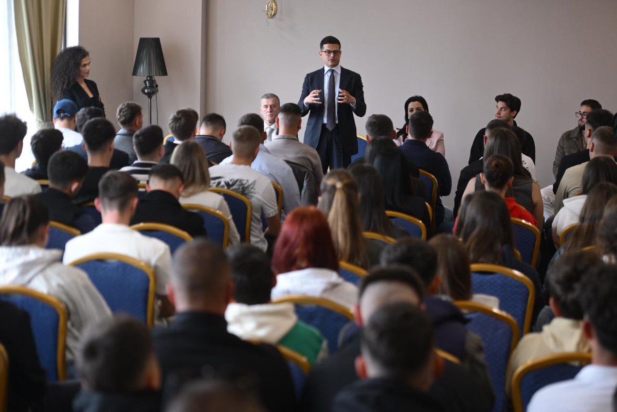 pvengu's tweet photo. Studentët shqiptarë në Maqedoninë e Veriut nuk po kërkojnë privilegje etnike, por një normalitet europian!

Kjo është beteja e drejtë që studentët shqiptarë në Maqedoninë e Veriut po bëjnë me dinjitet, guxim dhe qytetari, duke u kthyer në një frymëzim për gjithë.

Mohimi apo neglizhimi i gjuhës shqipe nuk është thjesht padrejtësi, por rrezik për të ardhmen profesionale, sociale dhe njerëzore të qindra mijëra të rinjve që duan të ndërtojnë jetën në vendin e tyre.

Sot, këta studentë nuk po kërkojnë privilegje etnike, por një normalitet europian! Dhe kjo kauzë meriton të dëgjohet, të mbështetet dhe të fitojë. 🤝

Falemnderit për diskutimin e hapur në #Strugë mbi atë çfarë mund të bëjmë më shumë ne si ligjvënës për studentët dhe për gjithë shqiptarët.

Mirënjohje ambasadorit tonë në Shkup @DenionMeidani për këtë organizim frymëzues. 
🇦🇱🇪🇺🇲🇰
