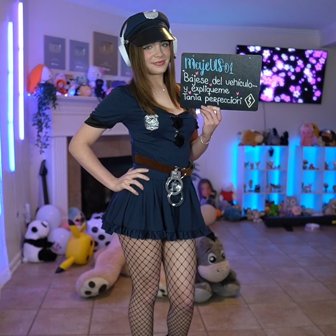 Majeus01's tweet photo. LA POLI LLEGÓ 👮‍♀️
🌿Gracias @staryuukiii 💖 por el zing con el disfráz de policia, me gustó, uno más a la colección.
Siga adelante, TQM ❤️
#staryuukizings https://t.co/GCqbI4WmhV