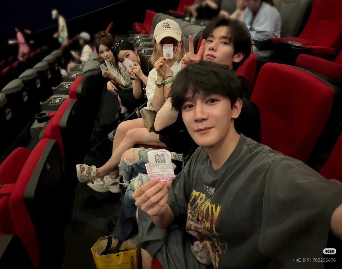 Nica96786964's tweet photo. คุณมิเชล เฉินโพสเว่ยมีชาวแก็งมีน้องนายด้วยว้าวววววววเพิ่งได้ร่วมงานกันก๋มีไปดูหนังกันแล้วน่ารัก

#LoveLetterToGrandma #GaoQingchen #MichelleChen #Recommendation #Movie
#นายท่านกรชิต 
#高卿尘
#GaoQingchen #Nine
@naninenai99 https://t.co/XX4dswLJt3