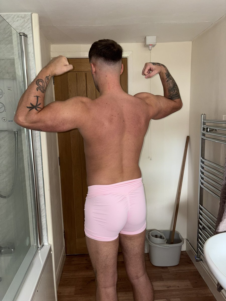 SamVidzz's tweet photo. You like my shorts? https://t.co/0LTNMjFIVS
