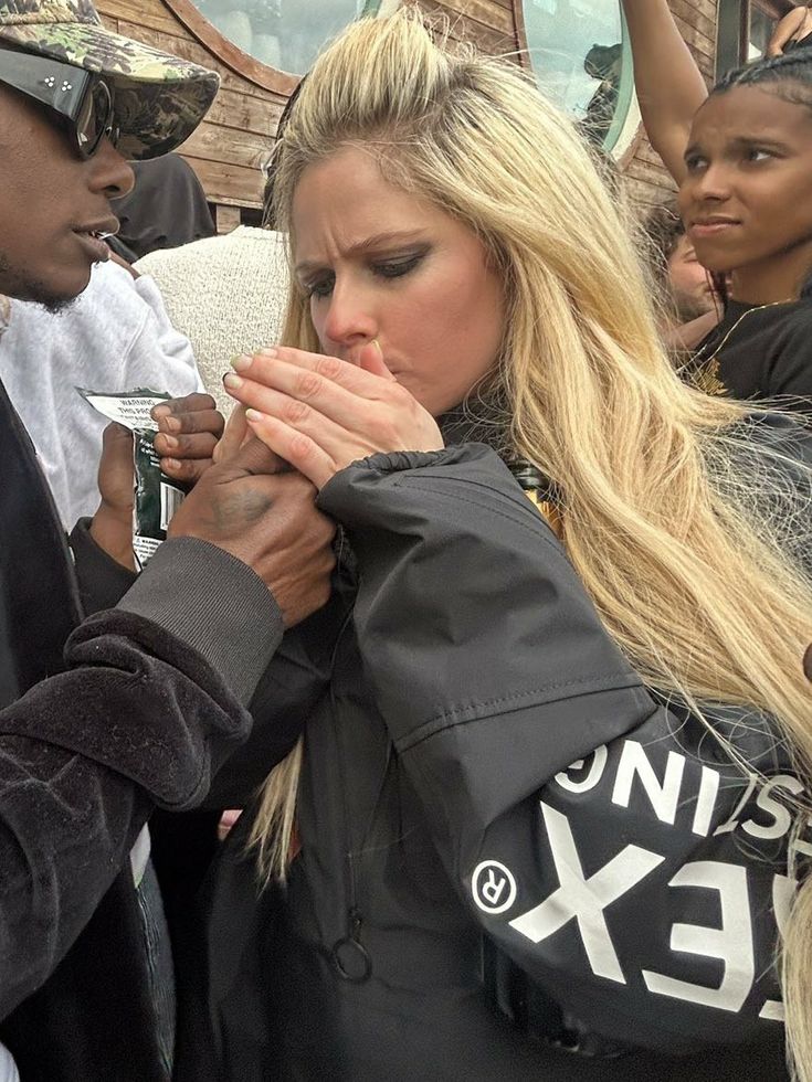 avril things tweet media