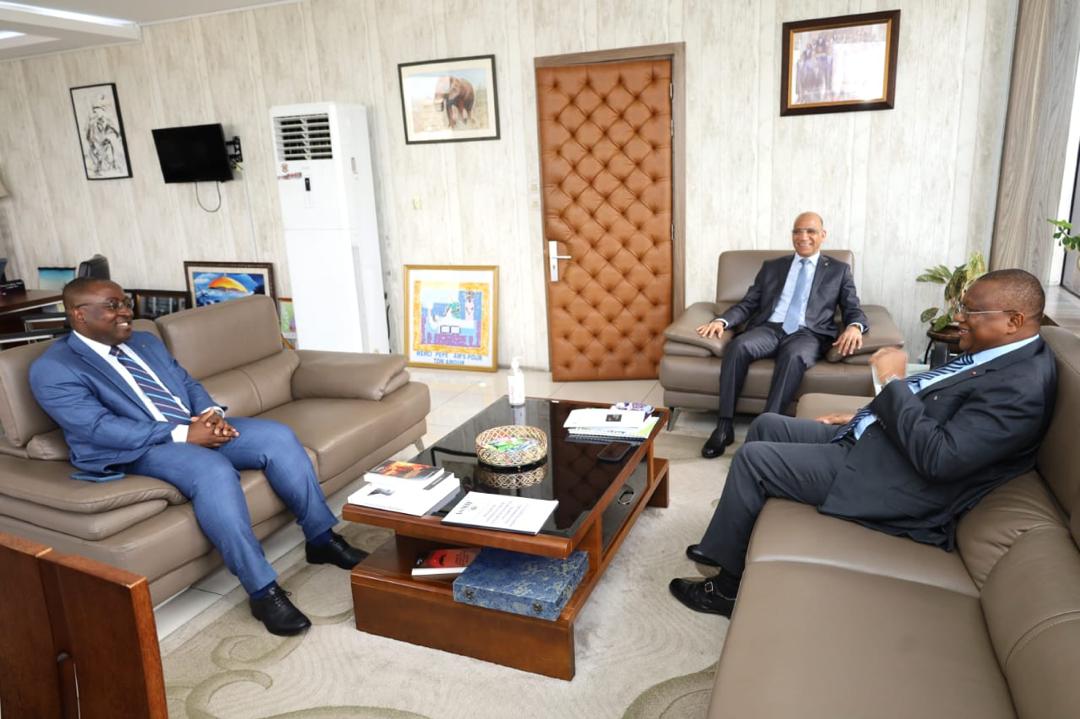 lefirca_'s tweet photo. 🤝 Le Directeur Exécutif du FIRCA, M. NDIAYE Oumar, a échangé avec le Ministre Amadou Coulibaly sur les actions et impacts du FIRCA dans le développement agricole en Côte d’Ivoire.

#FIRCA #Communication #Agriculture #CIV https://t.co/4GPA1uhK8O