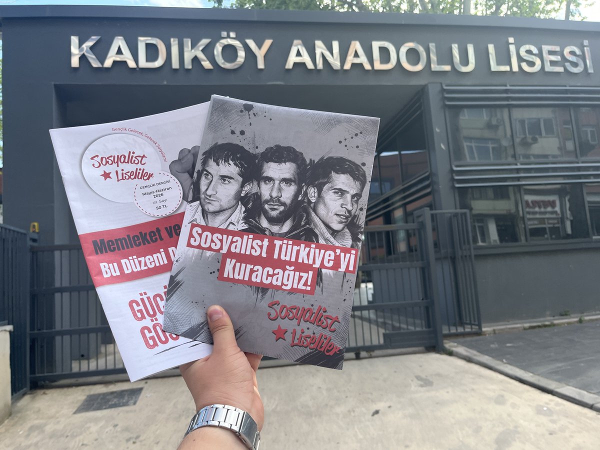 SosyalistLise's tweet photo. 🚩 Kadıköy’de sıra arkadaşlarımızı “Emperyalizme karşı Deniz ol!” diyerek mücadeleyi yükseltmeye çağırdık.

📌Liseli gençliğin dergisi Sosyalist Liseliler, 41. sayısıyla “NATO defol!” diyor.

🔗Dergine ulaşmak için bio’da bulunan formu doldur. https://t.co/30VaG05VSy