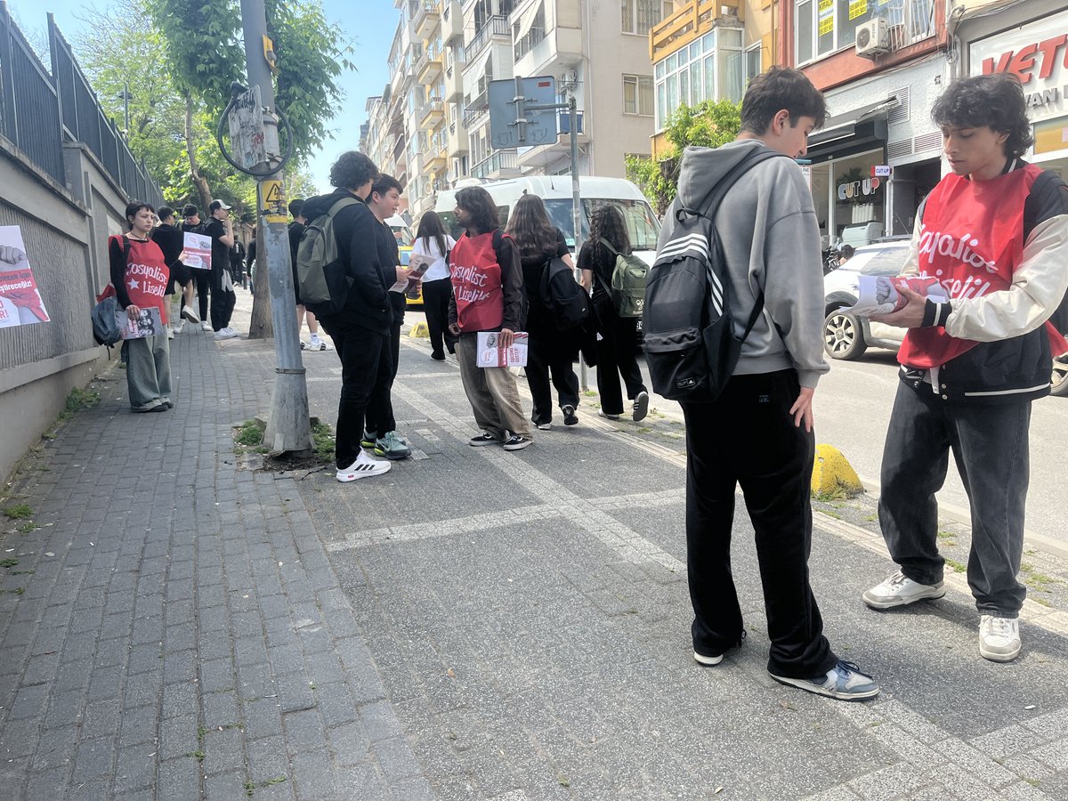 SosyalistLise's tweet photo. 🚩 Kadıköy’de sıra arkadaşlarımızı “Emperyalizme karşı Deniz ol!” diyerek mücadeleyi yükseltmeye çağırdık.

📌Liseli gençliğin dergisi Sosyalist Liseliler, 41. sayısıyla “NATO defol!” diyor.

🔗Dergine ulaşmak için bio’da bulunan formu doldur. https://t.co/30VaG05VSy