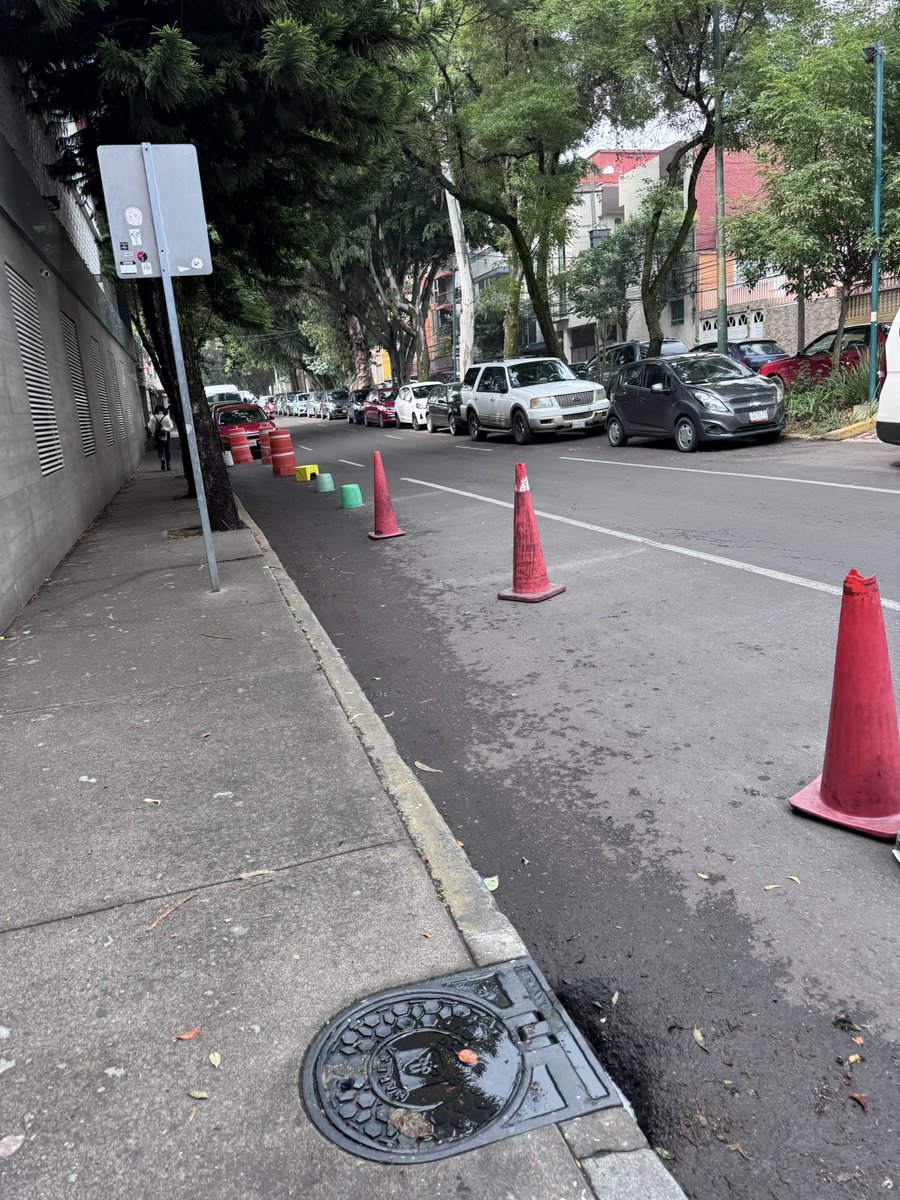RooHarrison's tweet photo. @AccionesBJ los de tránsito dicen que tiene que encargarse la alcaldía de quitar todo, entonces que procede? Porque la escuela sigue apartando lugares https://t.co/ByxBZQ1MxK