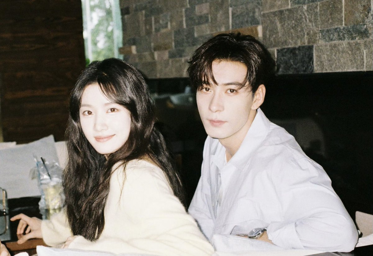 pyeonaee's tweet photo. 《 알희 》 라는 드라마가 참 좋았던 이유는 그저 후슈와 샤오즈위의 사랑이야기가 아니라 ‘후슈’ 그리고 ‘샤오즈위’ 라는 사람의 상처와 성장 극복이 함께 했기 때문이야..

특히 후슈라는 인물이 어떻게 자기 삶을 살아가는지, 목표를 추구하고 소신대로 행동했던 모습이 참 기억에 남는 것 같아 https://t.co/b0AM4fOLnM