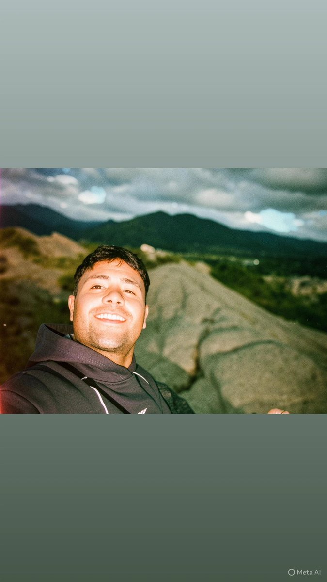 Shambsha's tweet photo. Camine sobre una montaña , porque el cielo queria tocar!!
Volver a sentir las manos suaves de mi mamá,  mostrarle una foto de mi hija ya que no la podrá abrazar ,contarle que la cosa está difícil,  pero no vamos a frenar ,el éxito en la tierra como en el cielo pero se nos da. https://t.co/jHJryvG7gv