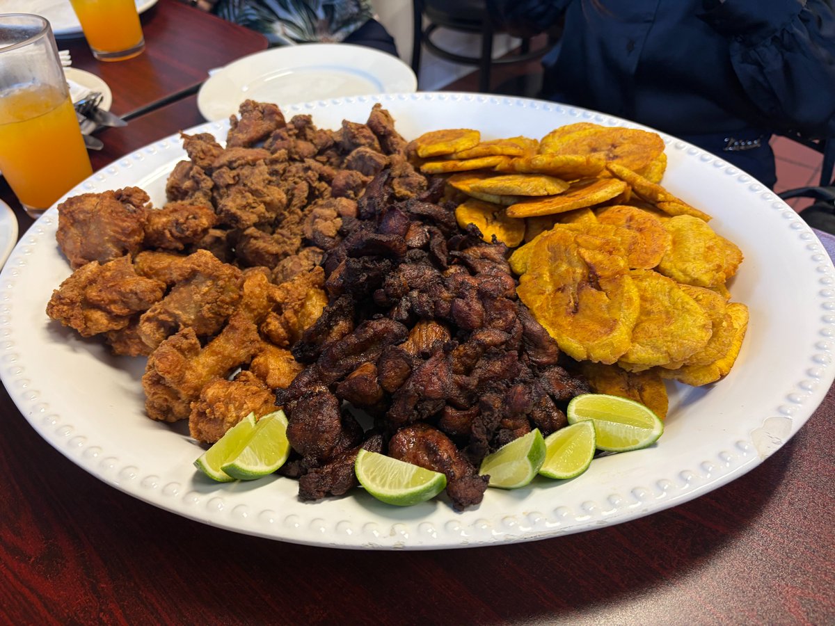 PrincipalWalley's tweet photo. I was excited to have Ethan, one of my students, show me his family's restaurant right here in Sleepy Hollow called Gustito Dominicano! The food is fantastic and Ethan and his family are very talented! https://t.co/j0sZLIVpyY