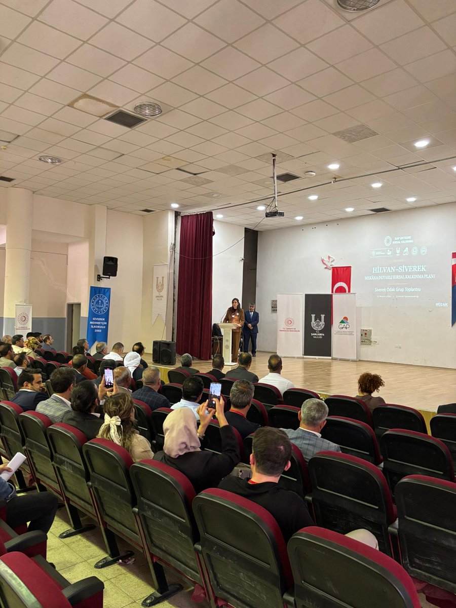 siverekkaymakam's tweet photo. Valiliğimiz ve GAP Bölge İdaresi Başkanlığı koordinesinde, Kaymakamlığımız ile Belediyemiz iş birliğinde düzenlenen “Mekânsal Yaklaşım Odağında Entegre Kırsal Kalkınma Projesi” paydaş bilgilendirme toplantısı gerçekleştirildi.
@salihsakmia @UrfaValiligi @gap_idaresi @Siverekbld https://t.co/jiKEe9X9wE