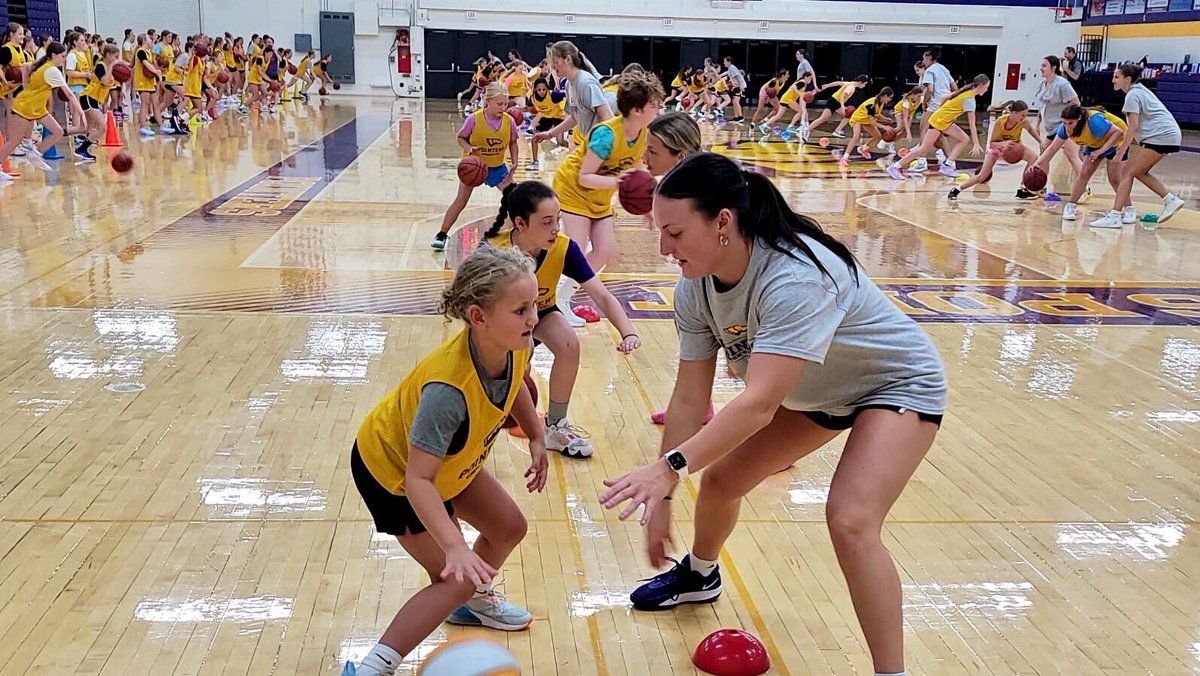 UWSPWBB's tweet photo. Get 🆙; Get 🆙; It’s almost that ⏰ time

T➖ 5️⃣ Weeks until Overnight Camp‼️

With 💯➕ campers already enrolled our players couldn’t be more EXCITED 🤩 to JAM our GYMS come June &amp; July 📈

Registration remains open — Sign up 🔜:
https://t.co/0pDUr5ikvk

💜 #Pointers 💛 #JUICE🧃 https://t.co/w7INqje2f0