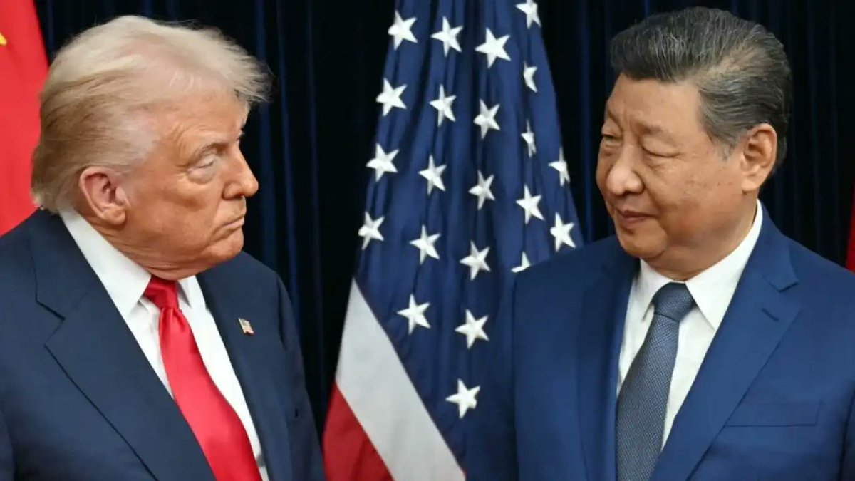 NewsNovostiru's tweet photo. Трамп привёз в Пекин «сборную миллиардеров», зачем Белый дом делает ставку на CEO вместо дипломатов
https://t.co/vi2sKUiZrv

Во время визита Дональда Трампа в Пекин его сопровождает делегация из руководителей крупнейших американских корпораций: от Apple и Tesla до Boeing и Gol... https://t.co/MJVFx5pUzH
