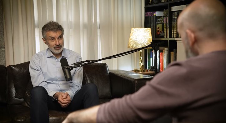 Guglielminetti's tweet photo. Le chercheur @Yoshua_Bengio sonne l’alarme sur une IA devenue trop puissante pour être laissée seule aux entreprises. https://t.co/ZIbN2O6vqG https://t.co/VaoD57m5yF
