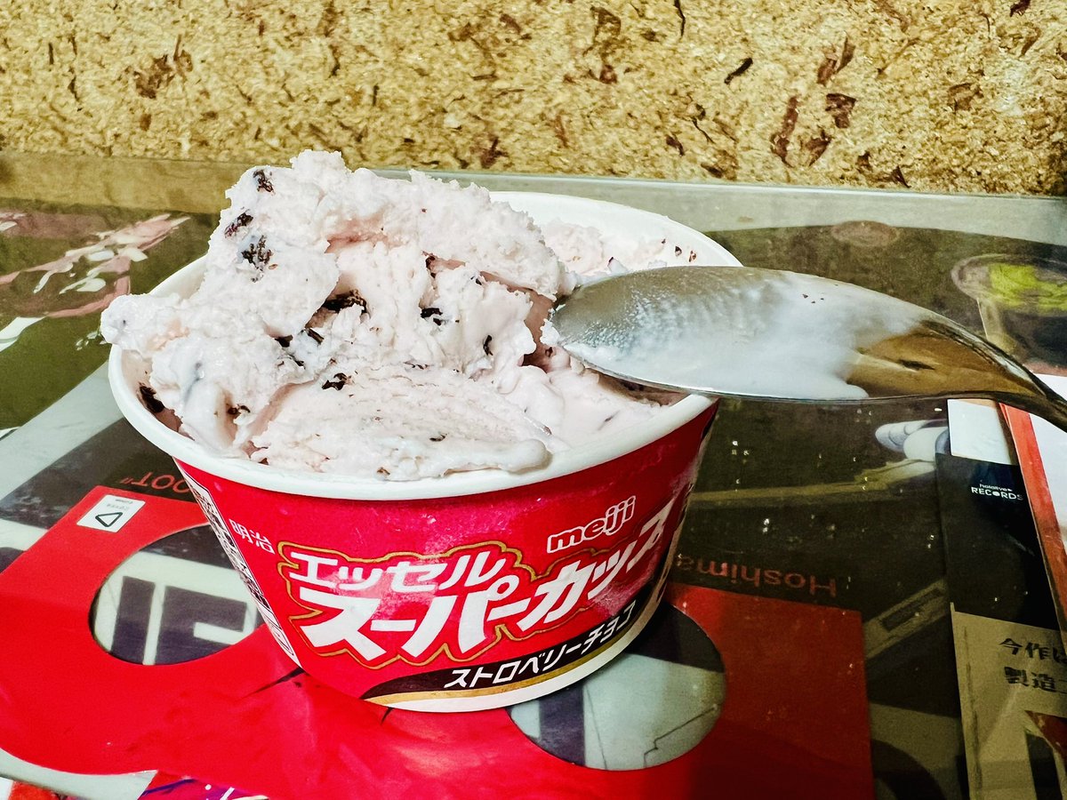 つぶやけなるせ スーパーカップストロベリー🍓うんまっ