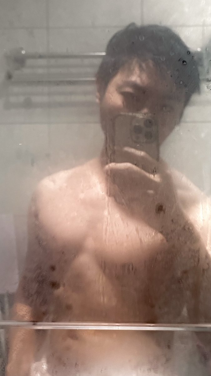 iam4411's tweet photo. 平常大剌剌的我
內耗起來真的往死裡去耶
特別請假陪男友作個健檢 
讓自己感覺好像是個好伴侶而有點喜悅
想著想著又覺得這是不是一種利用他人滿足自我價值感的行為
踩在康德定言令式的紅線
人必須是目的 不能為手段
想了好幾天才想明白
感情裡談什麼道德 🤣 https://t.co/D5FXMetdmG