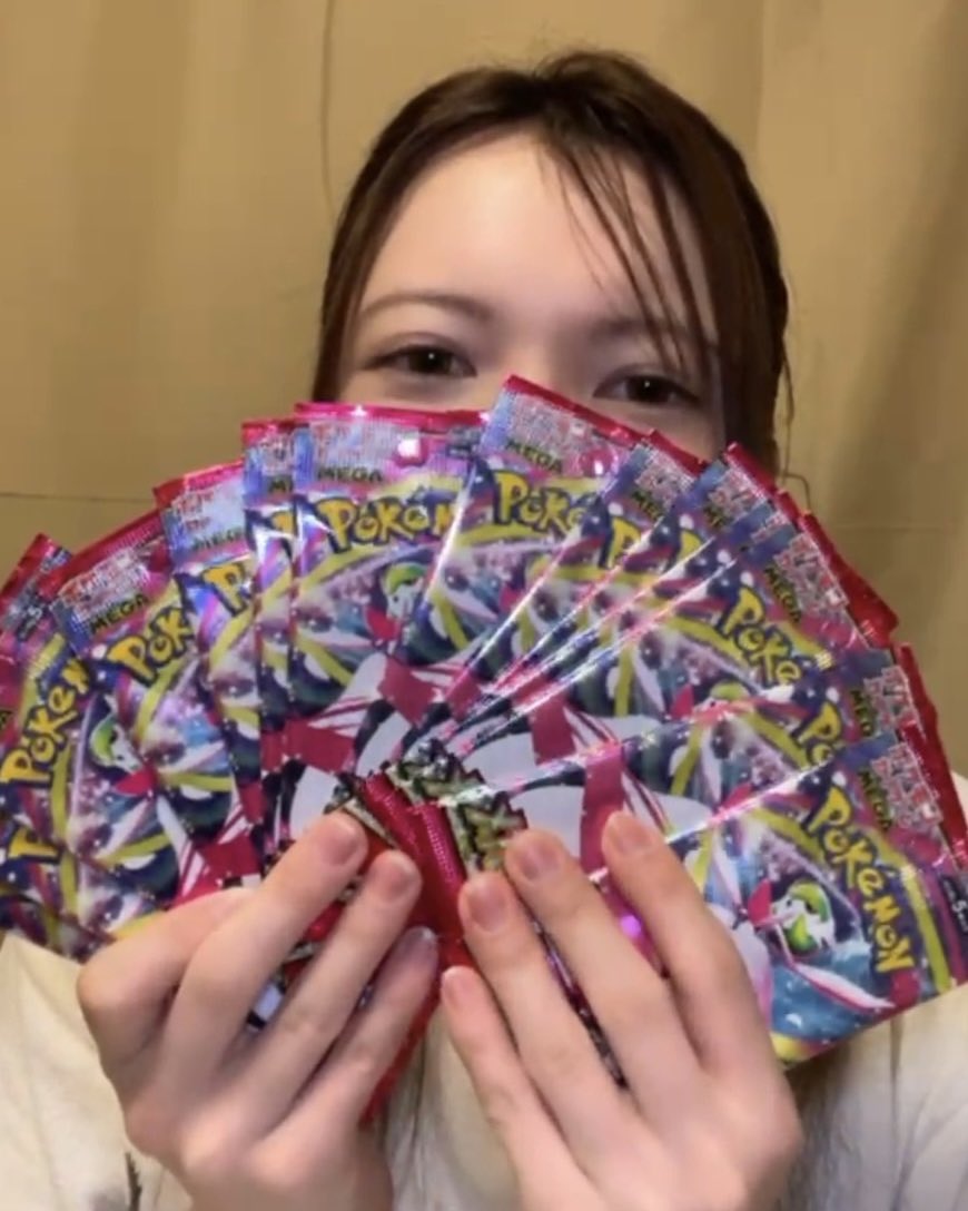 MelODY_0886's tweet photo. こんなにポケカのパックを持ったのは初めて🤣

配信でちょこちょこ開封してるので見に来てください☺️

今日のあたりはこれでした❕

#ポコチャ
#ポケモンカード https://t.co/nrmGvQlAAl