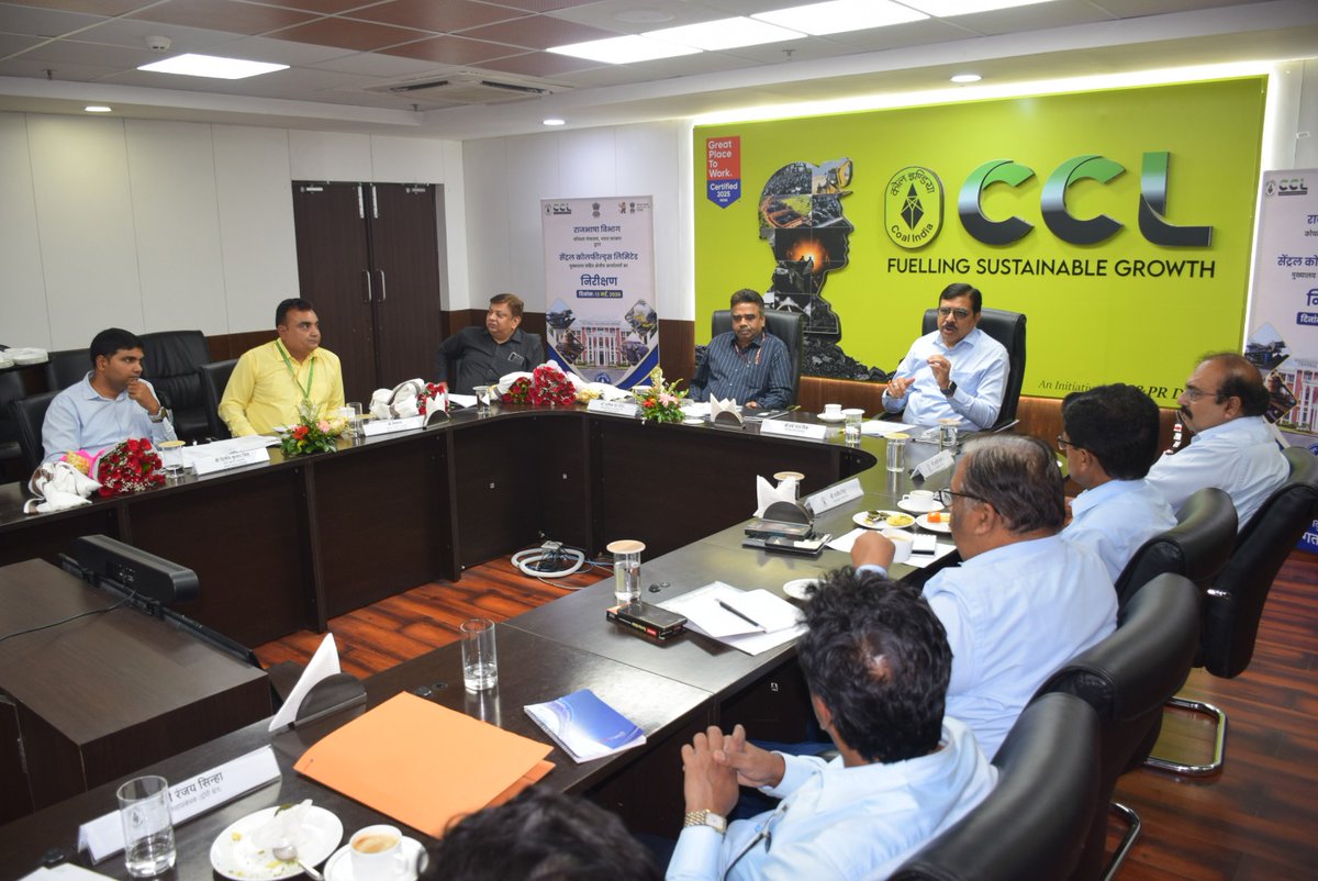 CCLRanchi's tweet photo. कोयला मंत्रालय द्वारा सीसीएल मुख्यालय में राजभाषा हिंदी कार्यान्वयन की व्यापक समीक्षा बैठक आयोजित

कोयला मंत्रालय, भारत सरकार के उच्चस्तरीय निरीक्षण दल द्वारा आज सेंट्रल कोलफील्ड्स लिमिटेड के रांची स्थित मुख्यालय में राजभाषा हिंदी के कार्यान्वयन एवं प्रगामी प्रयोग की व्यापक समीक्षा की गई। यह निरीक्षण डॉ. माणिक चंद्र पंडित, आर्थिक सलाहकार एवं राजभाषा प्रभारी, कोयला मंत्रालय की अध्यक्षता में संपन्न हुआ।

निरीक्षण दल में मंत्रालय के सहायक निदेशक (राजभाषा) श्री विशाल तथा वरिष्ठ प्रबंधक (हिंदी) श्री दिलीप कुमार सिंह भी शामिल थे। दल ने सीसीएल मुख्यालय के विभिन्न विभागों एवं क्षेत्रीय कार्यालयों में हिंदी के प्रयोग, राजभाषा नीति के अनुपालन तथा हिंदी के प्रोत्साहन हेतु किए जा रहे प्रयासों का गहन अवलोकन किया।

इस अवसर पर सीसीएल के निदेशक (मानव संसाधन) श्री हर्ष नाथ मिश्र सहित कंपनी के वरिष्ठ अधिकारियों की उपस्थिति में राजभाषा कार्यान्वयन से संबंधित एक विस्तृत प्रस्तुतीकरण दिया गया। प्रस्तुतीकरण में प्रशासनिक, तकनीकी तथा डिजिटल कार्यों में हिंदी के बढ़ते उपयोग, राजभाषा प्रशिक्षण कार्यक्रमों, कार्यशालाओं एवं जनसंपर्क माध्यमों में हिंदी के प्रभावी प्रयोग की जानकारी साझा की गई।

कंपनी द्वारा प्रस्तुत आंकड़ों के अनुसार, वित्त वर्ष 2025-26 में राजभाषा प्रशिक्षण एवं कार्यशालाओं के क्षेत्र में सीसीएल ने उल्लेखनीय उपलब्धि हासिल की है। निर्धारित 18 कार्यशालाओं के लक्ष्य के से अधिक 19 कार्यशालाओं का आयोजन किया गया, जो 105 प्रतिशत उपलब्धि को दर्शाता है। 

इसके अतिरिक्त, निरीक्षण दल ने सीसी एव पीआर विभाग द्वारा राजभाषा हिंदी में प्रकाशित मासिक पत्रिका “अपनी बात“ एवं वार्षिक पत्रिका “उत्कर्ष“ की प्रशंसा की। इस वर्ष कंपनी के सोशल मीडिया प्लेटफॉर्म्स पर हिंदी में किए गए पोस्ट्स की संख्या अंग्रेजी पोस्ट्स की तुलना में 77.45 प्रतिशत अधिक रही, जो हिंदी के बढ़ते प्रयोग और जनसंपर्क में उसकी प्रभावशीलता को दर्शाता है।

डॉ. माणिक चंद्र पंडित ने सीसीएल के प्रयासों को प्रेरणादायी बताते हुए विश्वास व्यक्त किया कि कंपनी भविष्य में भी राजभाषा हिंदी के प्रभावी कार्यान्वयन एवं संवर्धन के क्षेत्र में उत्कृष्ट मानक स्थापित करती रहेगी।

#CCL #AmazingCCL #Rajbhasha #Hindi #FuellingSustainableGrowth 

@kishanreddybjp @satishdubeyy @CoalMinistry @CoalIndiaHQ
