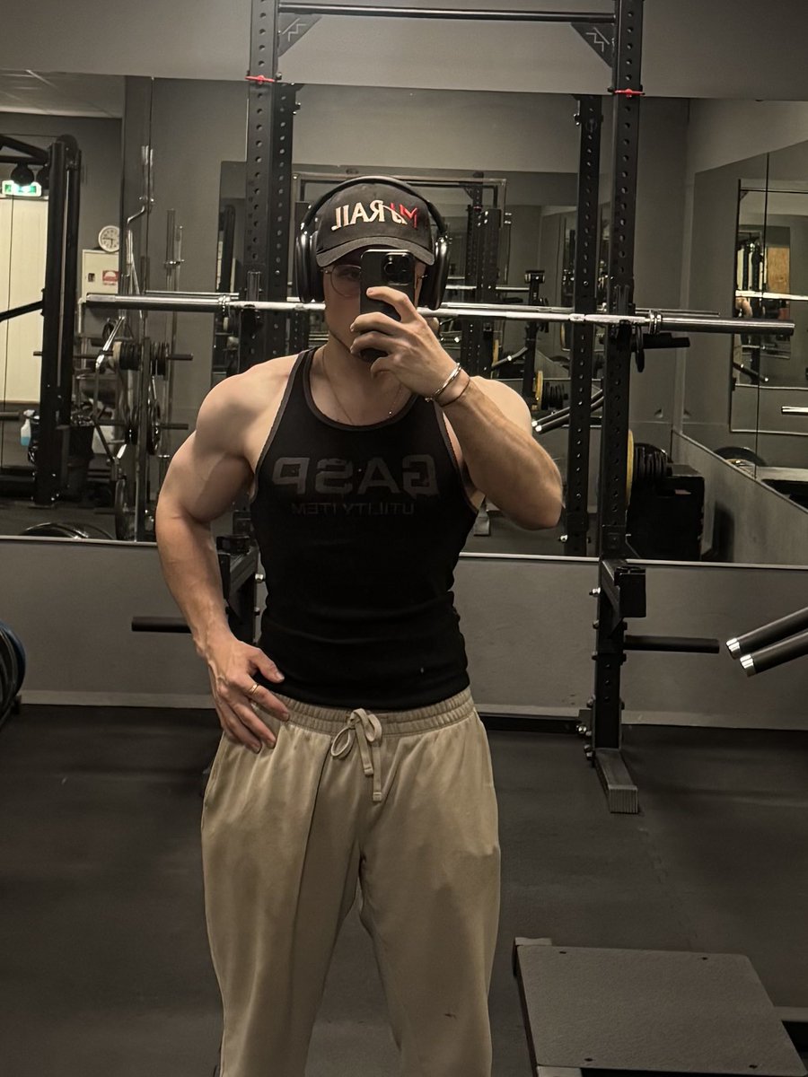 Linus3020's tweet photo. Still dealing with injuries, arms with very light weight https://t.co/vrkbFEamW8