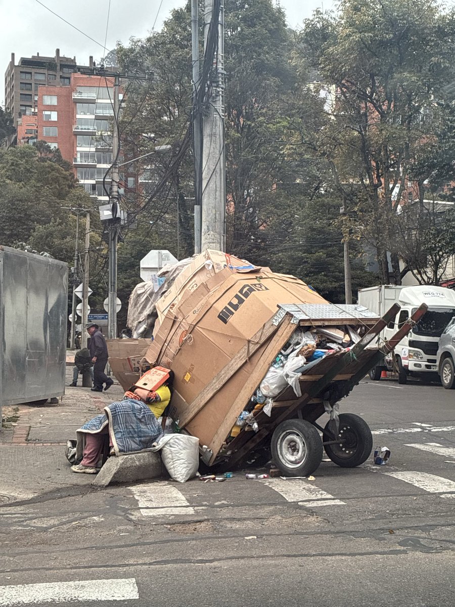 MariapazBuitra2's tweet photo. 🚨🚨. Esto no es un caso aislado. Es de todos los días. EN ESTE MOMENTO sobre la 5ta con 70 completa ocupación del espacio público, separación en vía, desastre. Y lo más grave: entre un punto y otro hay menos de media cuadra de distancia. @Uaesp @Promoambiental_ @AlcaldChapinero https://t.co/JaywlKfzFQ