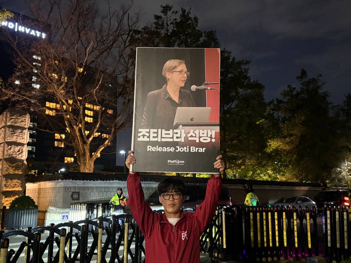 CPGBML's tweet photo. Korean comrades are staging an all-night protest in front of the Kenyan embassy in Seoul: release our comrades from your Jails! https://t.co/tA26KWxOMI