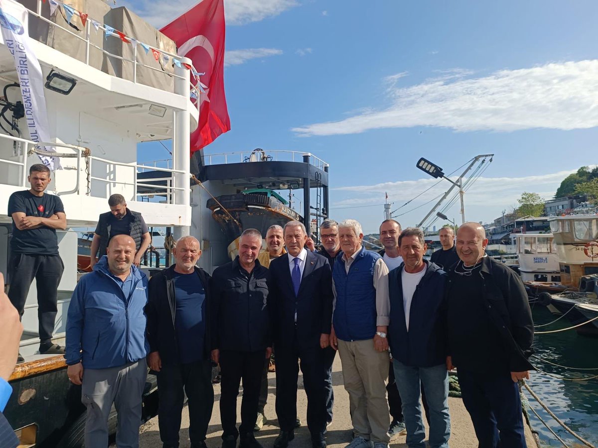 hulusiakarmedya's tweet photo. 📍 İstanbul Deniz Ürünleri Avcıları ve Üreticileri Birliği

Büyük Orkinos Seferi !!!

Uluslararası sularda orkinos avı için denize açılmaya hazırlanan kıymetli avcılarımızla bir araya geldik. 

Denizlerin emektar neferleri;

Rızkınız bereketli, 
Ağlarınız dolu olması ve
Kazasız belasız bir av sezonu temennisiyle…

Denizleriniz sakin,
Pruvanız neta,
Ufkunuz ve bahtınız açık olsun !