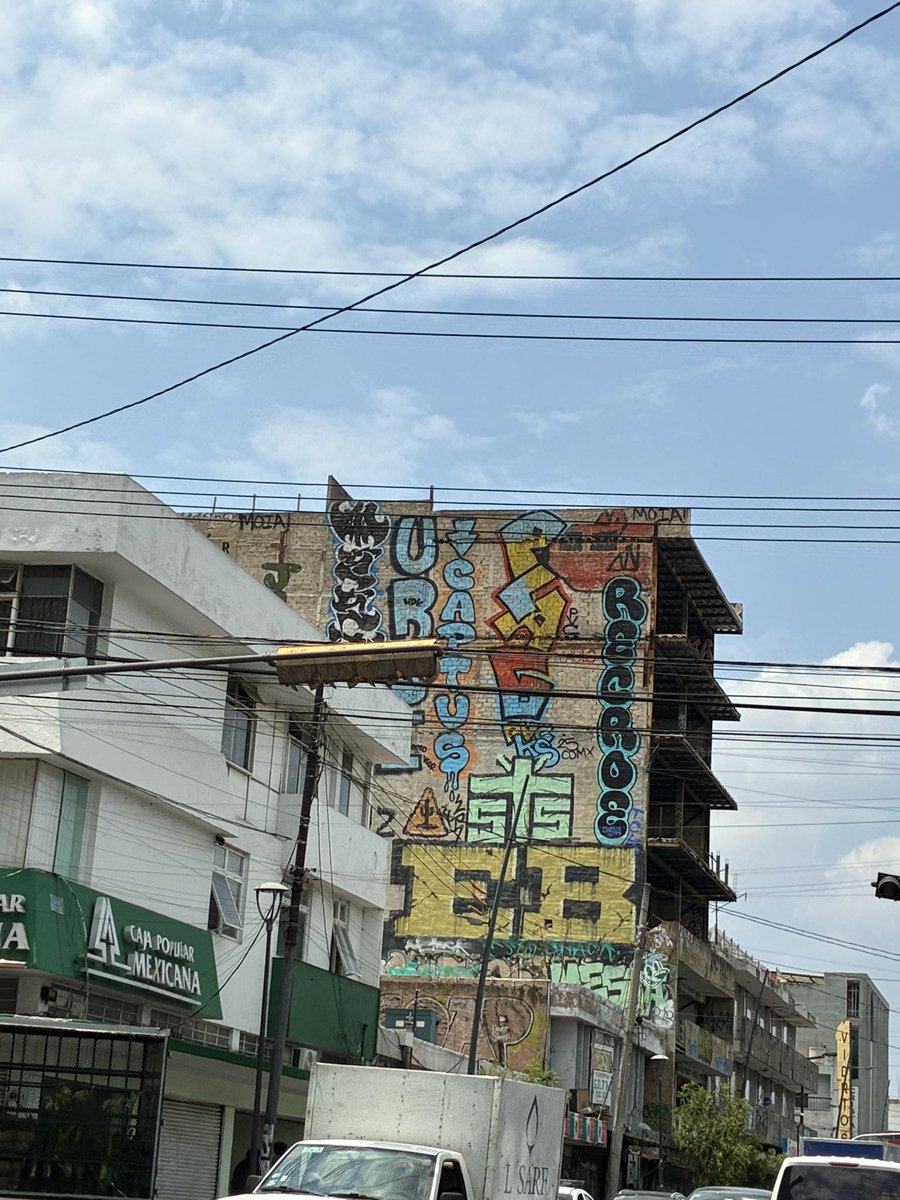 carlosestradac's tweet photo. Que bonitos se ven esos balones amontonados y tan coloridos…como de matatena, con eso ya estuvo que rehabilitaron la imagen urbana del barrio, estamos listos para el Mundial… ajá. https://t.co/JrjBHVT82q