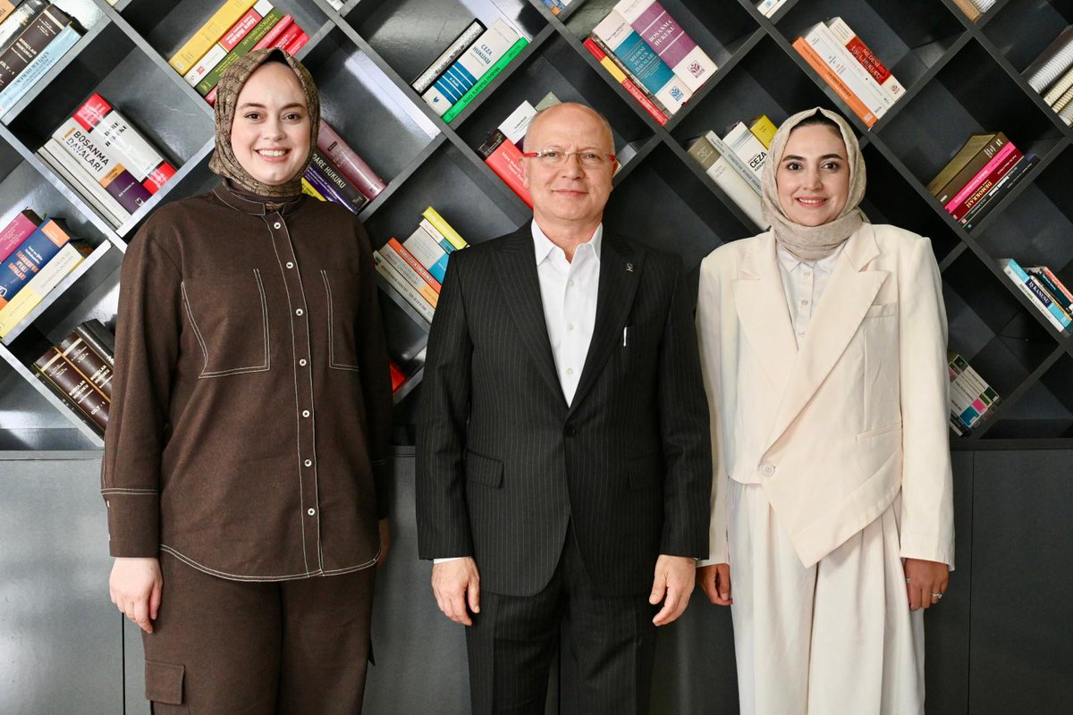 akpartibrs's tweet photo. İl Başkanımız Sayın Davut Gürkan, İl Kadın Kolları Başkanımız Sayın İmren Çavuşoğlu ve İl Kadın Kolları Başkan Vekilimiz Sayın Ayşegül Porsuk Altın'ı iş yerinde ziyaret etti.

@davutgurkan 
@imrencavusoglu 
@avukataysegull https://t.co/4CItpJCQYr