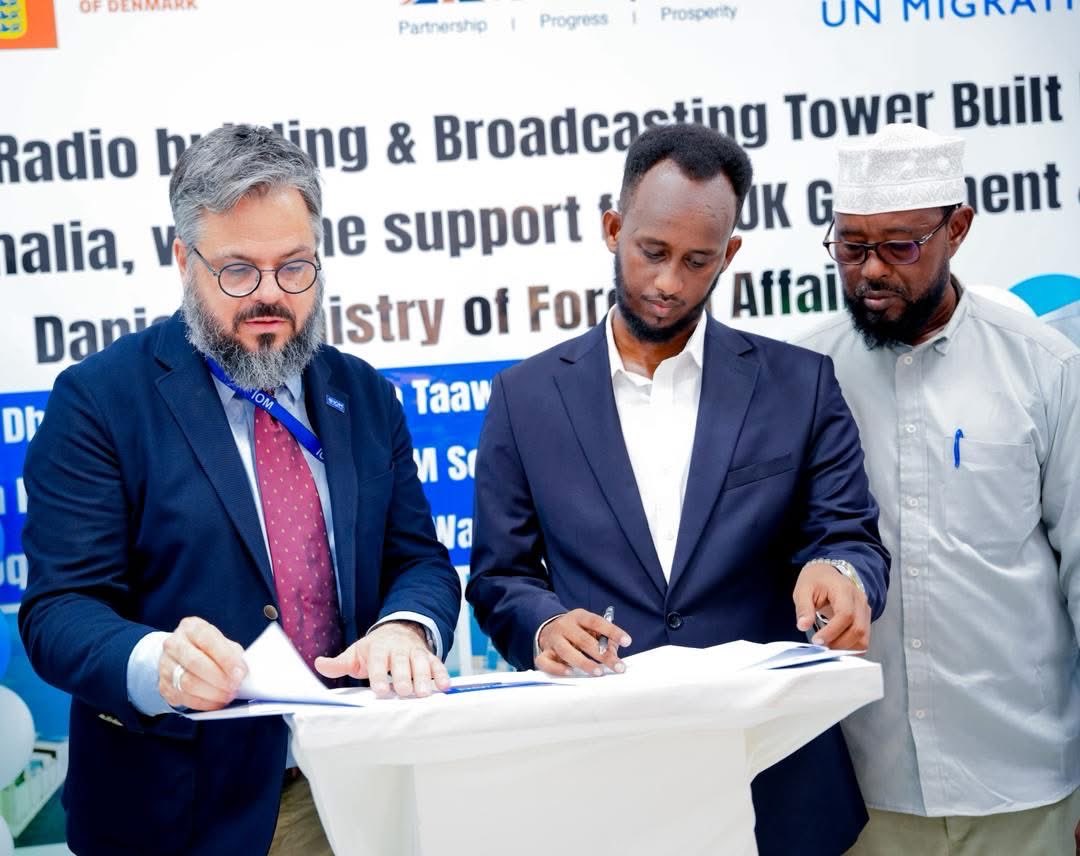 MOICTJUBALAND's tweet photo. Minister of Information of the JL GOV, has inaugurated the new Radio Kismayo station. The modern station will cover up to 120KM, enhancing public awareness, strengthening GOV communication, and advancing media development. Appreciation to @iom_somalia for their continued support. https://t.co/RQZ40nkQDX