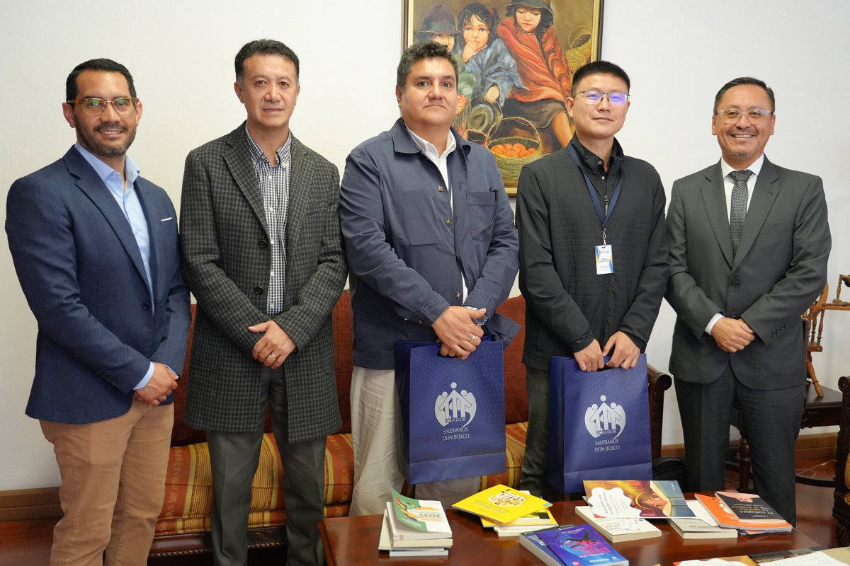 upsalesianaec's tweet photo. ¡Fortaleciendo lazos tecnológicos en la #UPS! 🇪🇨

👥 Recibimos en la Sede #Cuenca, la visita de @Huawei  #Ecuador. Durante el encuentro, recorrimos laboratorios de alta tecnología y presentamos proyectos de vanguardia de la Cátedra UNESCO "Tecnologías de Apoyo para la Inclusión Educativa", concluyendo con una demostración de prototipos de vehículos eléctricos. 

🤝 Esta visita marca el inicio de una ruta hacia el trabajo colaborativo, buscando crear alianzas estratégicas que potencien la investigación y el desarrollo tecnológico de nuestros estudiantes y docentes. 

#UPSCuenca #SoyUPS #ExperienciaUPS