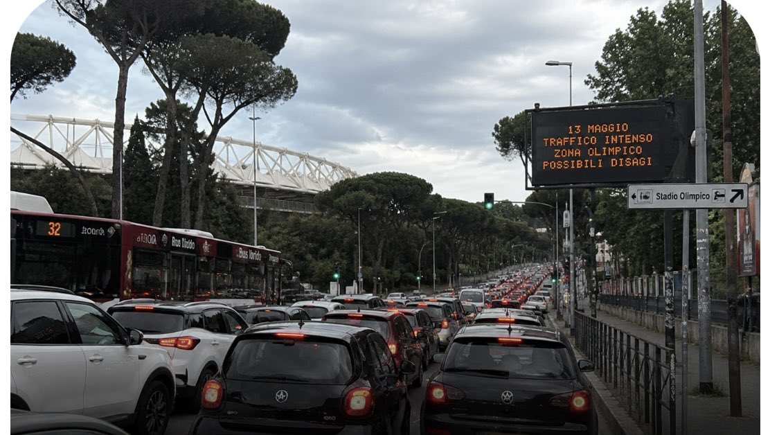 ElenarussoTW's tweet photo. #caos totale in zona #olimpica https://t.co/ZEFHfiTxiH