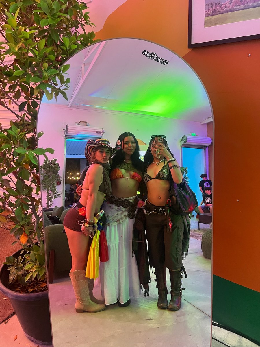 erikaaamunoz's tweet photo. #coachella https://t.co/8kgSD52ehp