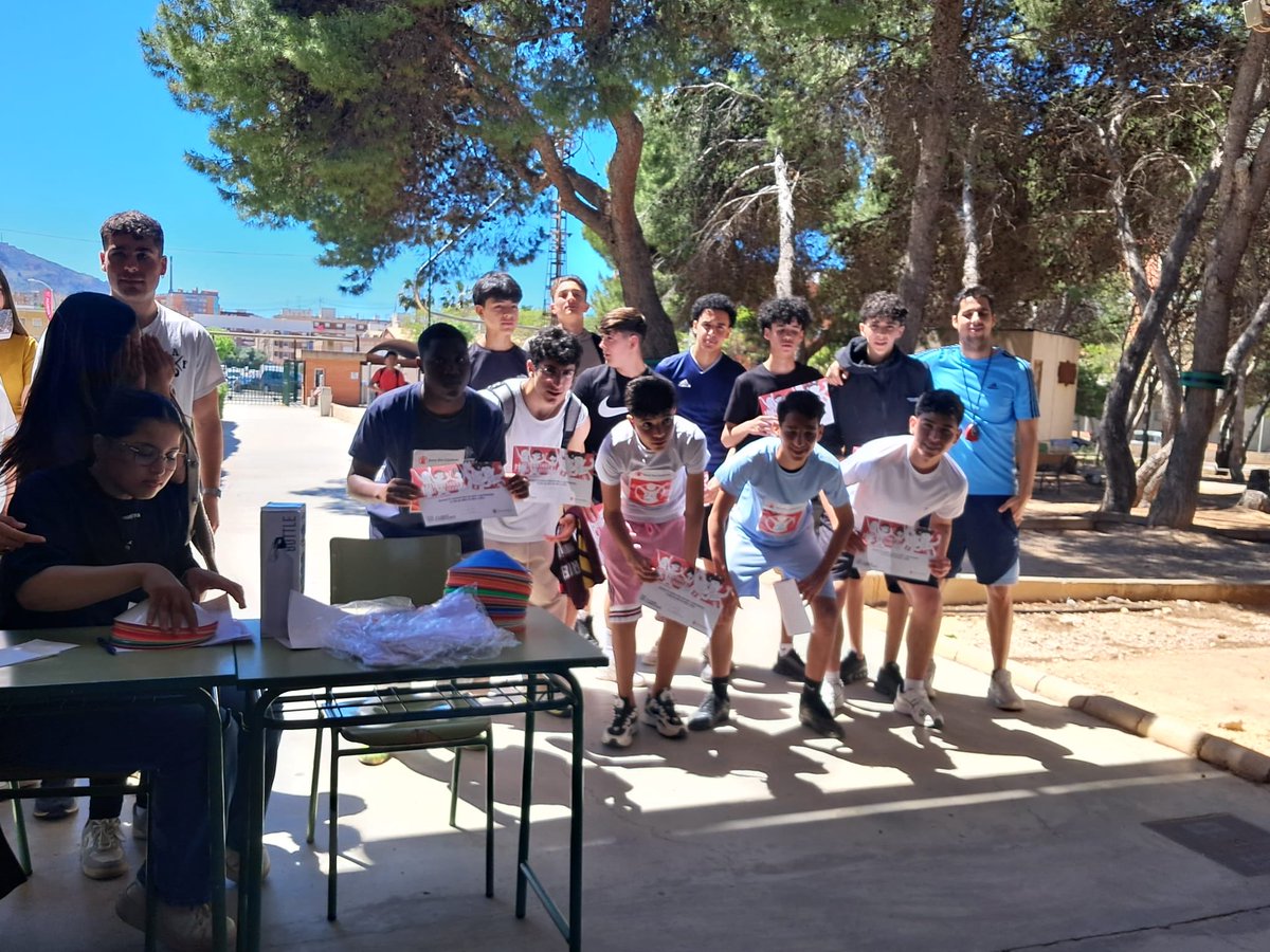 apr_ies's tweet photo. Hoy se ha celebrado en el IES Pérez-Reverte,  la tradicional Carrera Solidaria de Save The Children, ONG con la que colaboramos desde hace unos años. https://t.co/HdO7f4PAZm