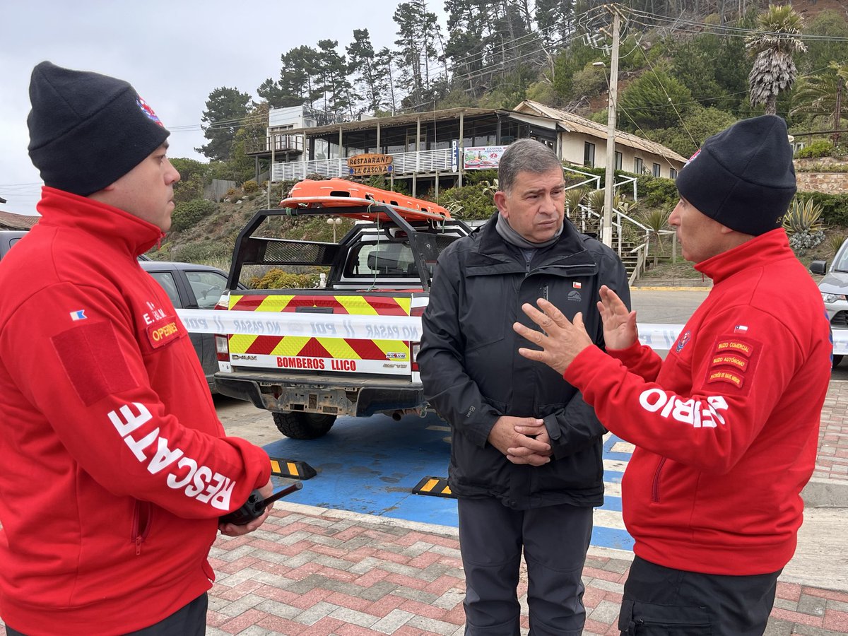 DPPCurico's tweet photo. Este miércoles, voluntarios de la ONG BRASC, provenientes de la comuna de San Clemente, se sumaron a las labores de búsqueda de Nicolás Gacitúa.

El delegado Óscar Águila, agradeció su presencia y coordinó el trabajo que realizarán junto con las instituciones presentes.
#Curico https://t.co/swJJseZhWg