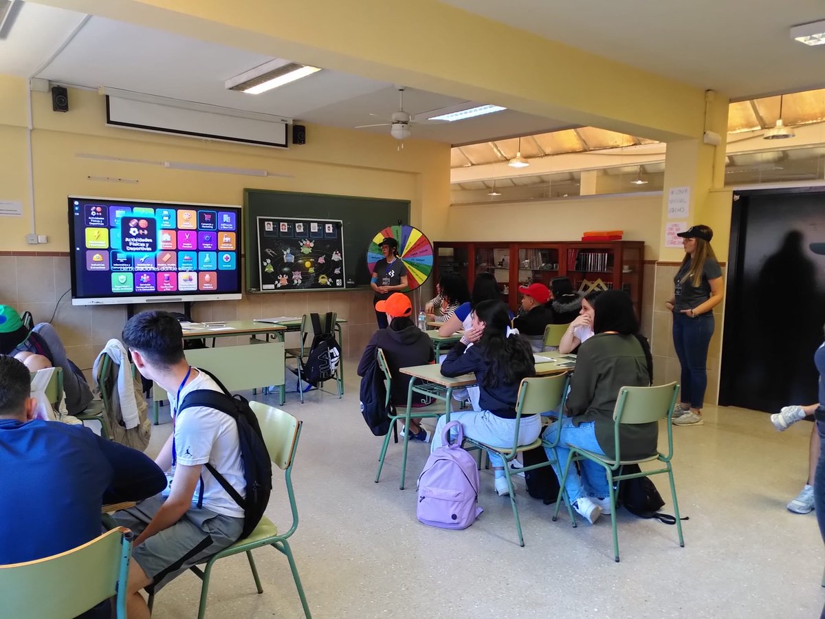 apr_ies's tweet photo. Profesores del #CIFPCarlosIII han desarrollado parte del proyecto "Misión CT 2" a través de un juego con el alumnado de 3º de ESO con el fin de que se informen de la oferta educativa de Formación Profesional en Cartagena. https://t.co/pLf30cPQHx