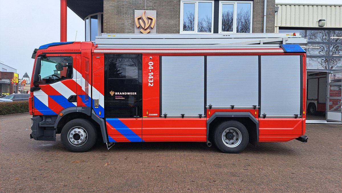 FFireboy's tweet photo. 04-1432 van brandweer Ijsselmuiden wordt in schaal 1:87 nagebouwd. https://t.co/x502HwNaNS
