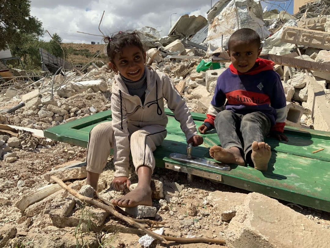 UNRWAes's tweet photo. En la #Cisjordania ocupada, construir un hogar siendo palestino es casi imposible: las autoridades israelíes no conceden permisos y obligan a muchas familias a demoler sus propias casas. ¿Cómo se puede vivir así? Foto: @ochaopt https://t.co/tiapkhXyAC