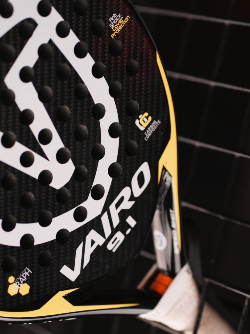 padelvairo's tweet photo. La Grapheno 9.1 Super Speed es mucho más que una pala: es explosión en cada punto.💥

🔹 Carbono 3K
🔹 Eva de alta densidad
🔹 Refuerzos en zonas clave
🔹Protección extra

Es tiempo de entrar a la cancha y encender el juego🔥

#VairoPadel #Vairo #Padel #padelracket https://t.co/nmeKZNExak