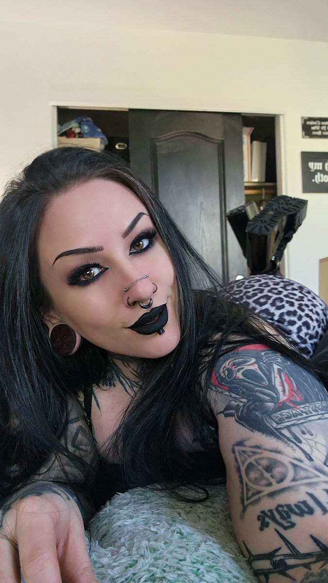 likeohmygoth tweet media