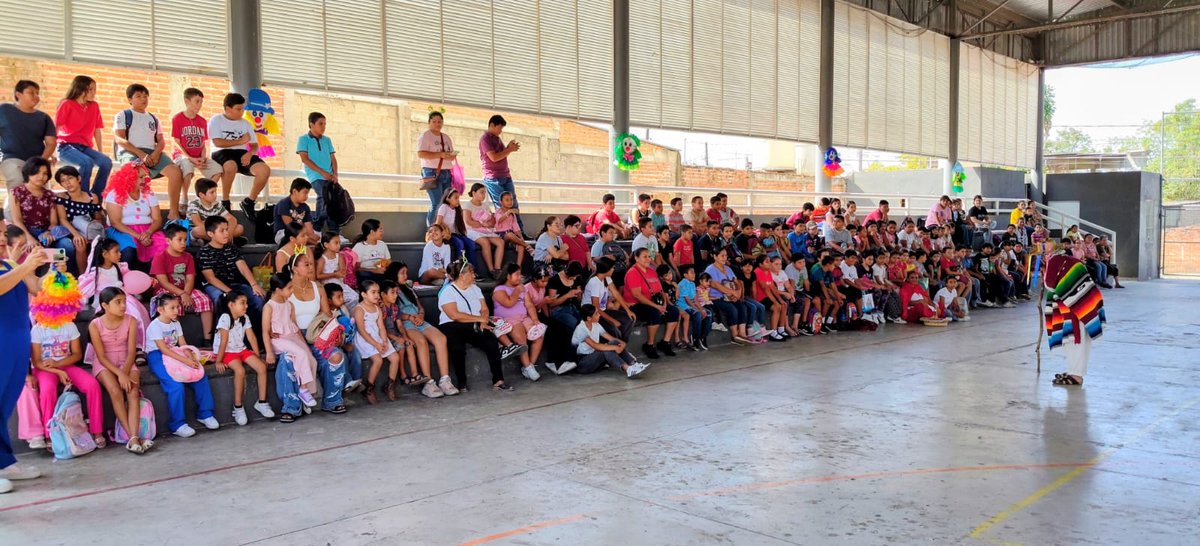 ManuelitoAAA's tweet photo. Para mí, el teatro comunitario es la herramienta más poderosa para acercar el arte a la gente y fortalecer nuestros lazos. 

Esta vez, tuve la alegría de compartir cuentos con los niños de la Catequesis de la Santísima Trinidad del Municipio de Comala, celebrando el día del niñ@ https://t.co/khiuP8Nr4R