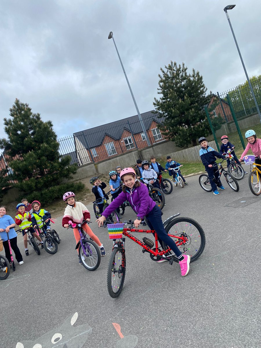 HolyJuni1's tweet photo. Over 100 children from First and Second classes cycled to school today! Well done to all! #bikeweek  #SeachtainNaRothar https://t.co/GSyVRgE7wP